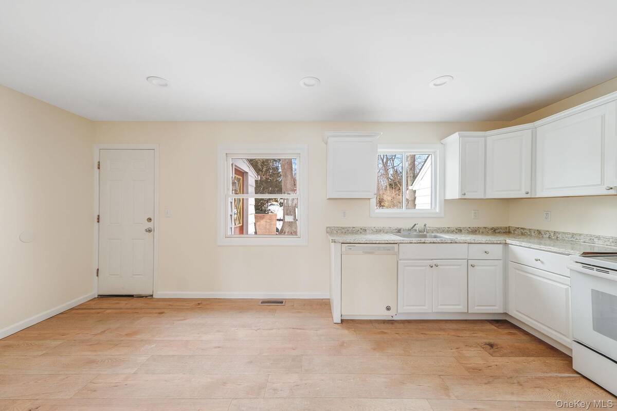 #9 photo, 22 Overbrook Street, 롱 아일랜드 Riverhead , NY 11901