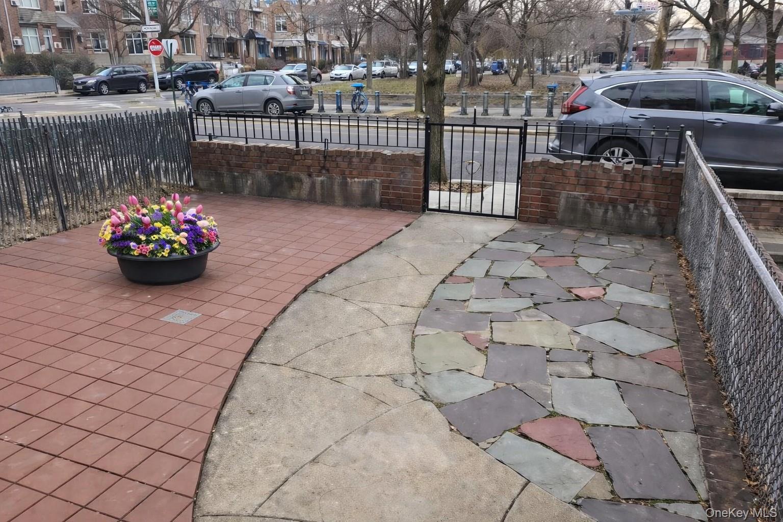 #2 photo, 84-15 25th Avenue, Куинс ‖ East Elmhurst , NY 11370