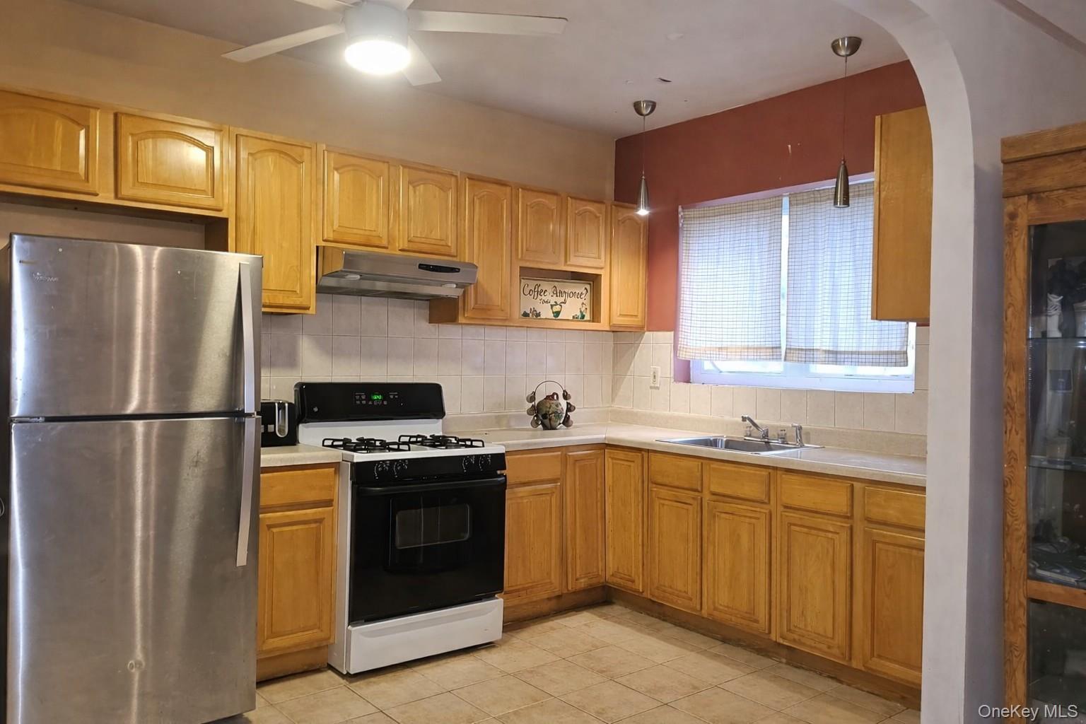 #3 photo, 84-15 25th Avenue, Куинс ‖ East Elmhurst , NY 11370