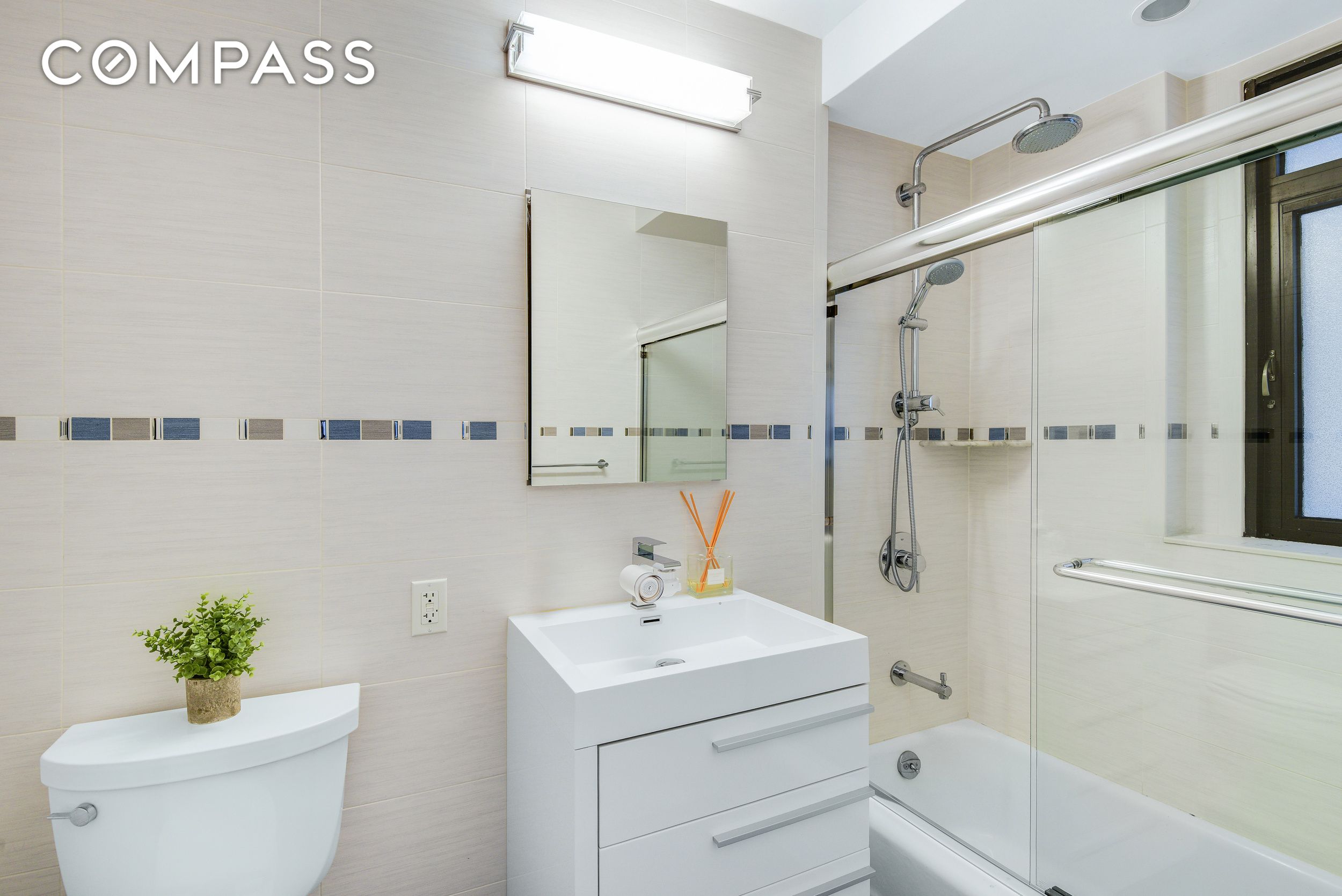 #8 photo, 16 W 16th Street, Flatiron , NY 10011