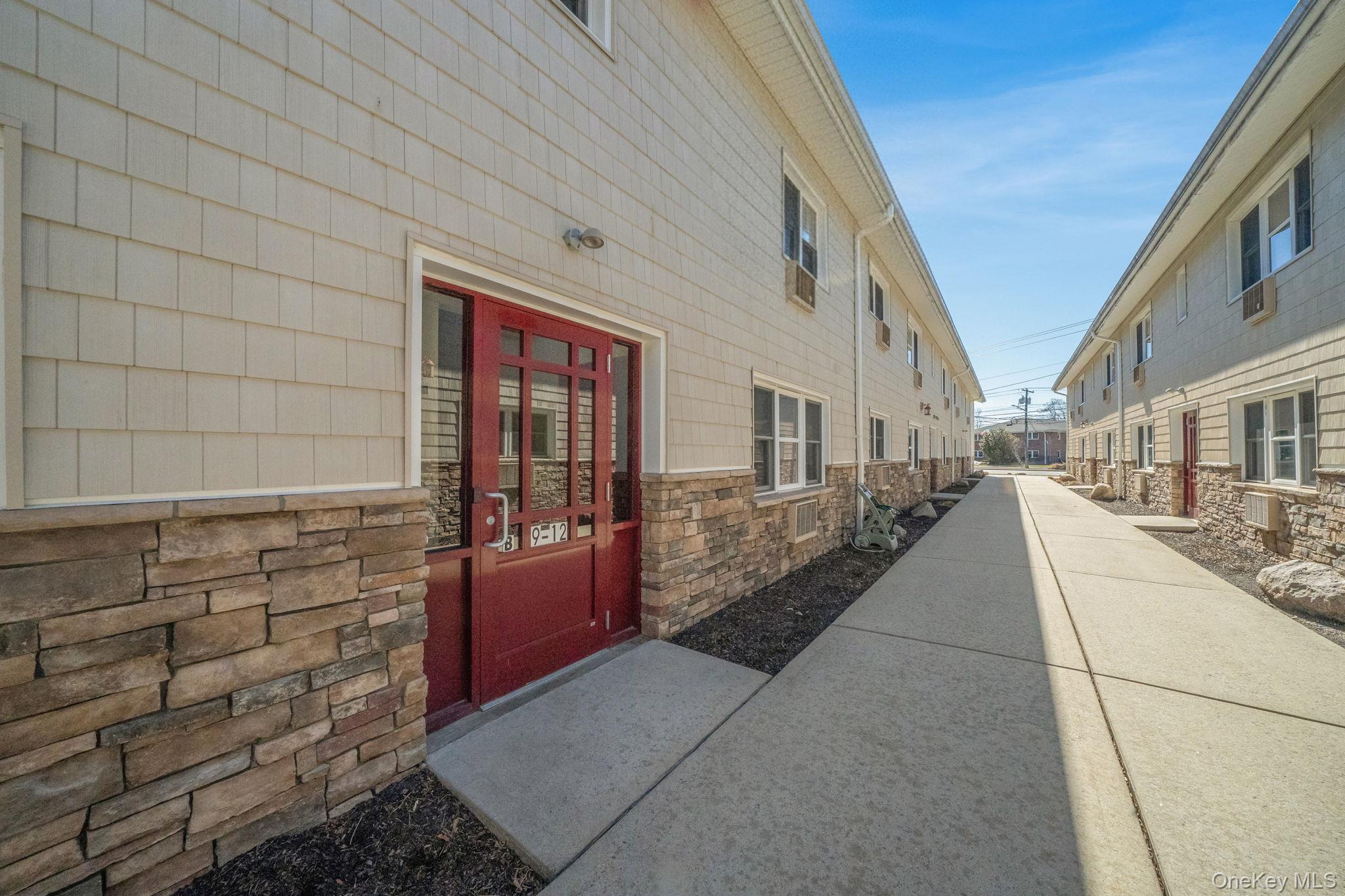 #13 photo, 490 Main Street, ناسو Farmingdale , NY 11735