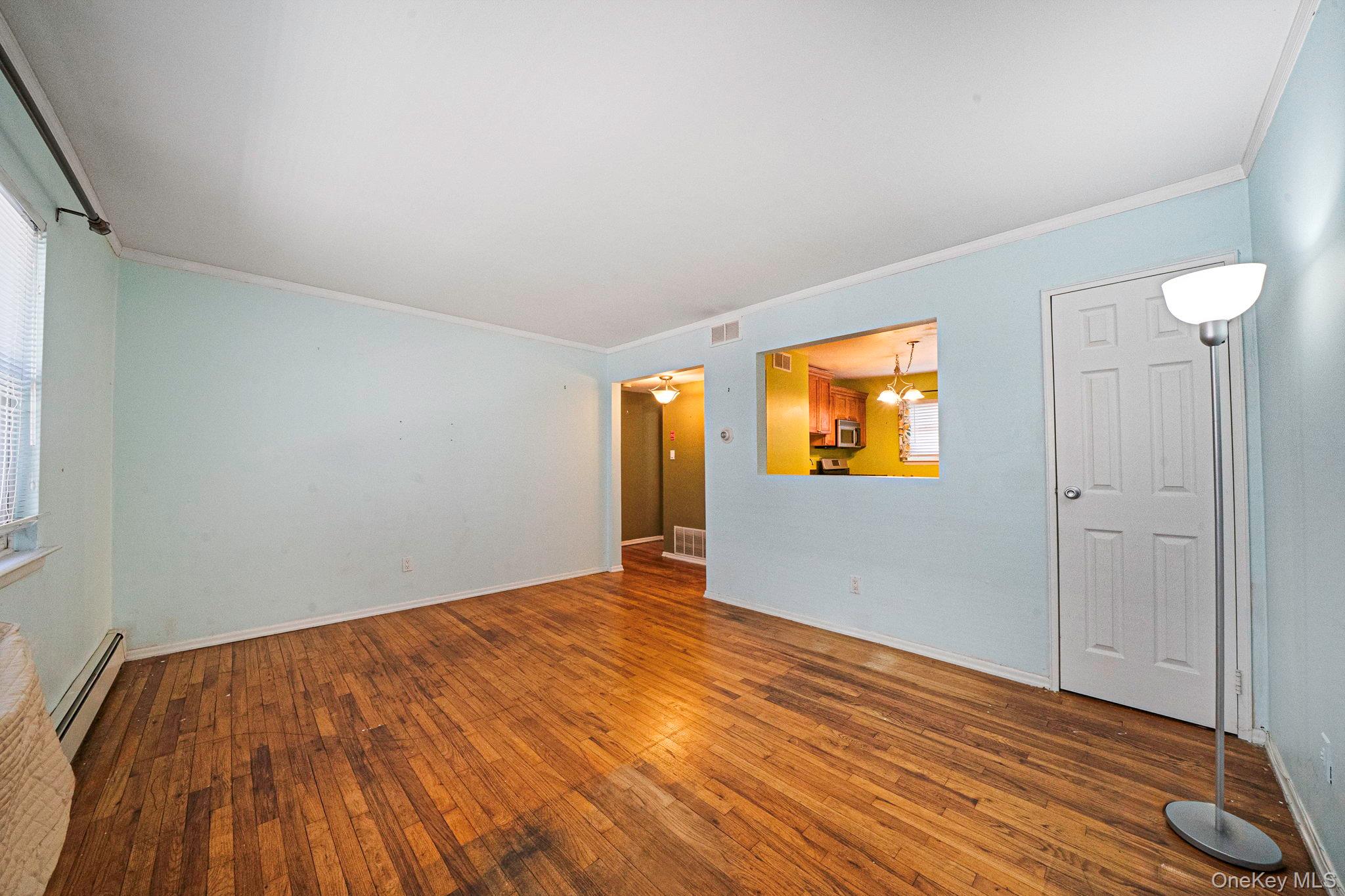 #8 photo, 490 Main Street, ناسو Farmingdale , NY 11735