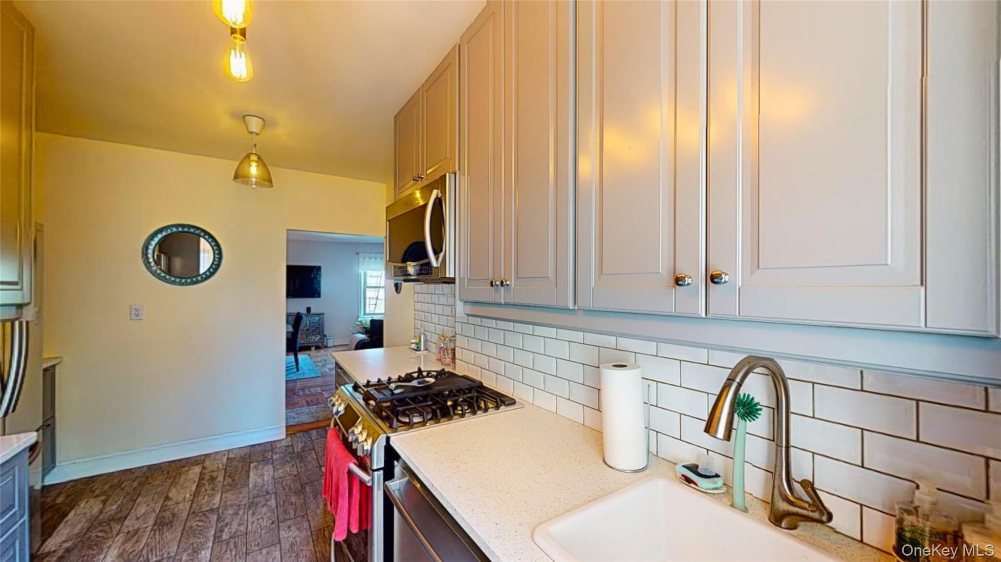 #12 photo, 48-01 42nd Street, कुईंस Sunnyside , NY 11104