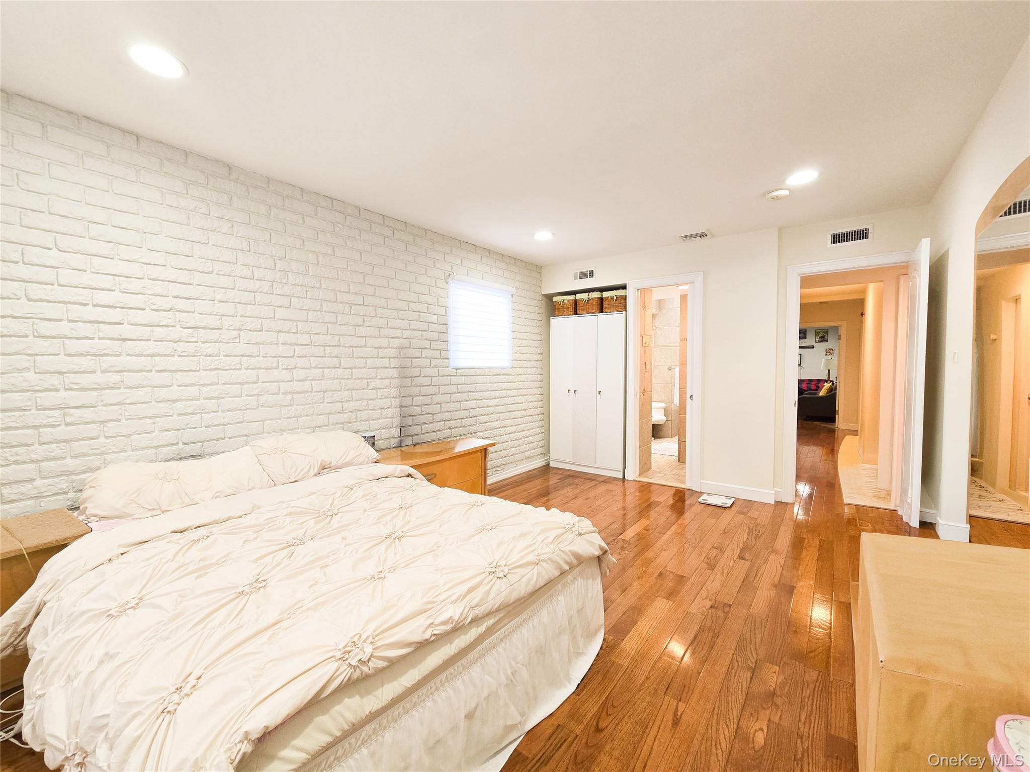 #13 photo, 64 Middleneck Road, नासाउ काउंटी Roslyn , NY 11576