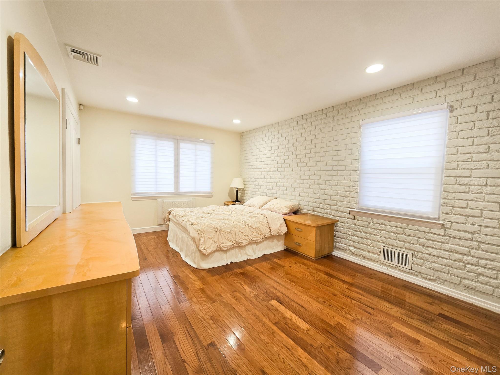 #14 photo, 64 Middleneck Road, नासाउ काउंटी Roslyn , NY 11576