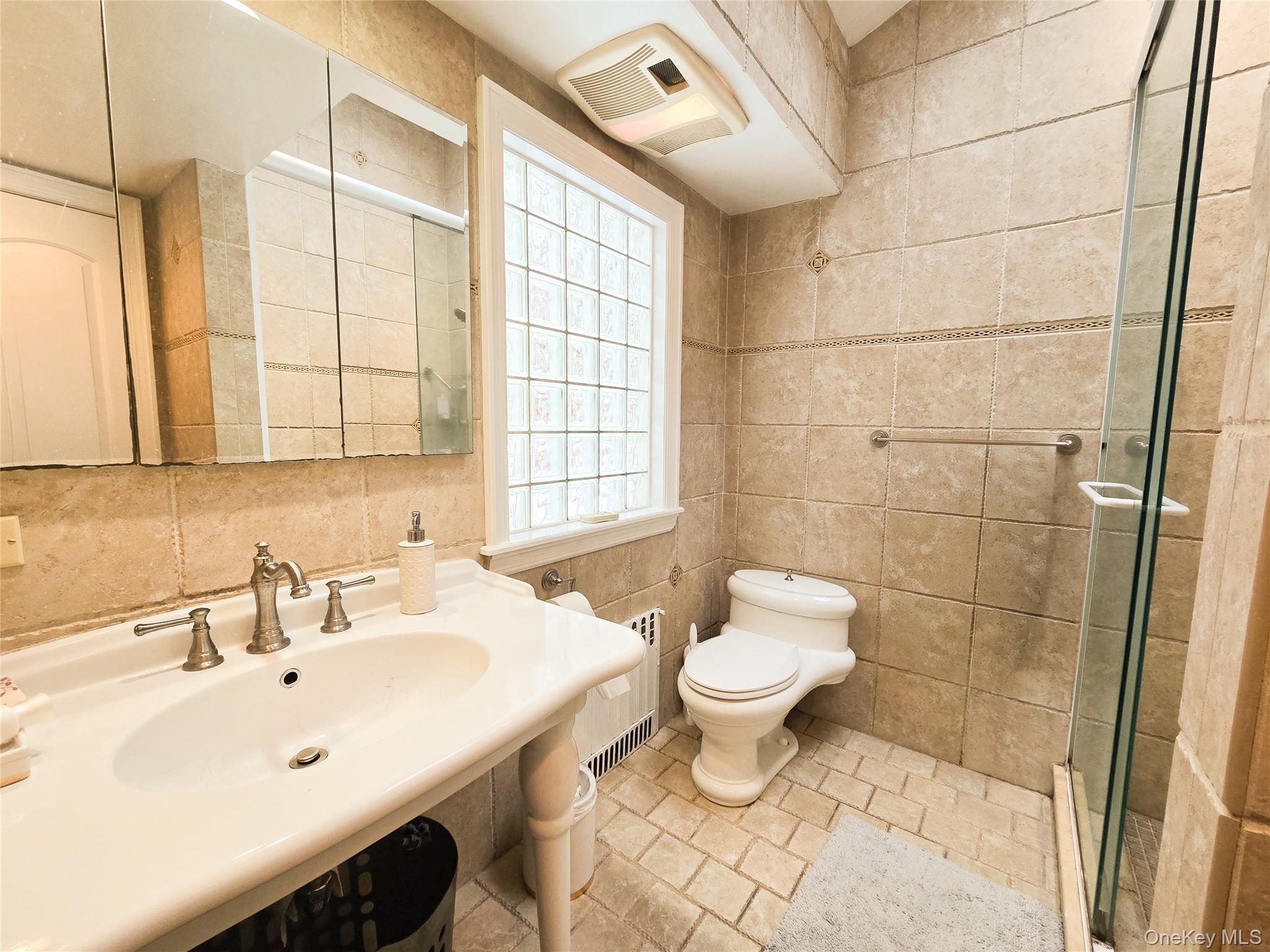 #17 photo, 64 Middleneck Road, नासाउ काउंटी Roslyn , NY 11576