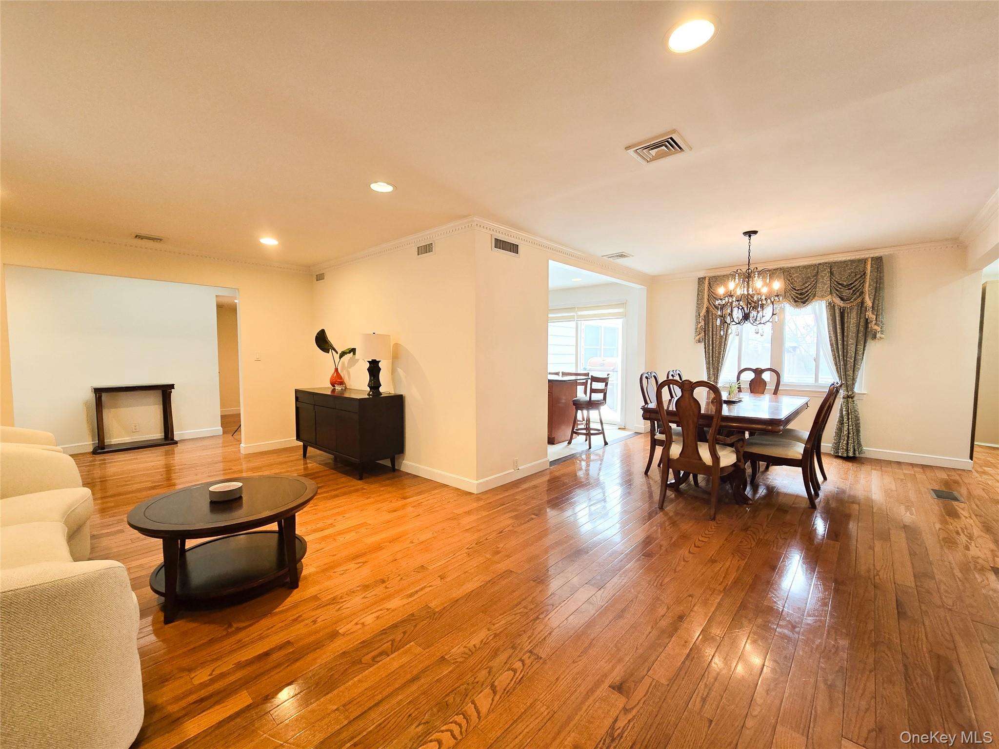 #2 photo, 64 Middleneck Road, नासाउ काउंटी Roslyn , NY 11576