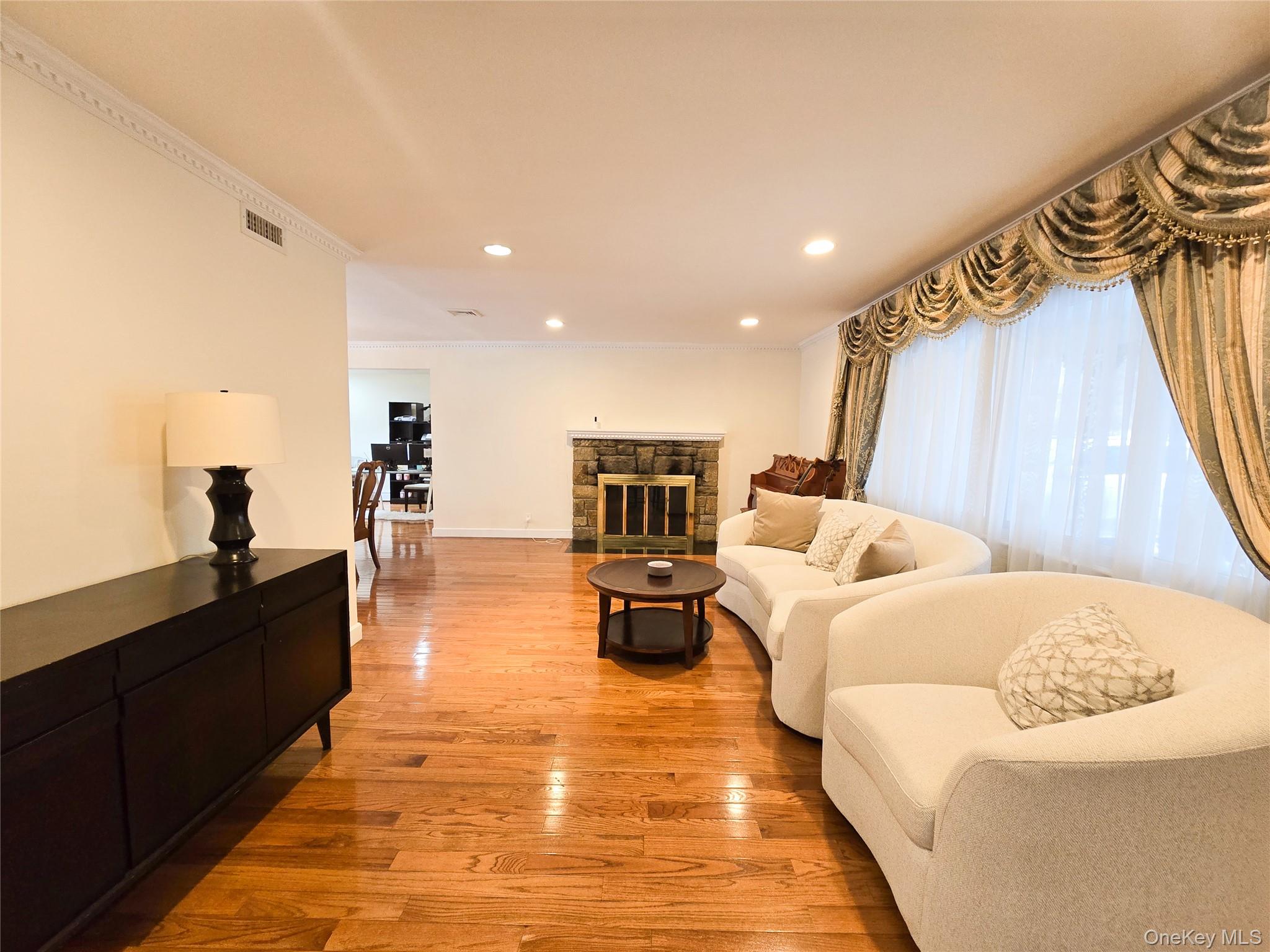 #5 photo, 64 Middleneck Road, नासाउ काउंटी Roslyn , NY 11576