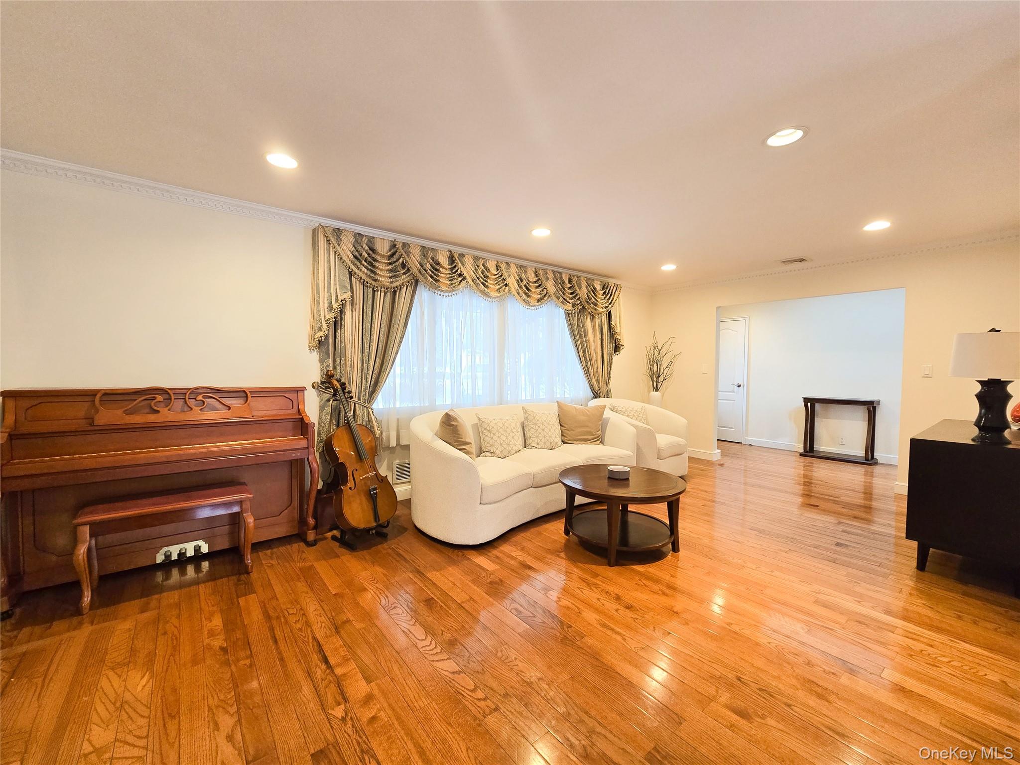 #6 photo, 64 Middleneck Road, नासाउ काउंटी Roslyn , NY 11576