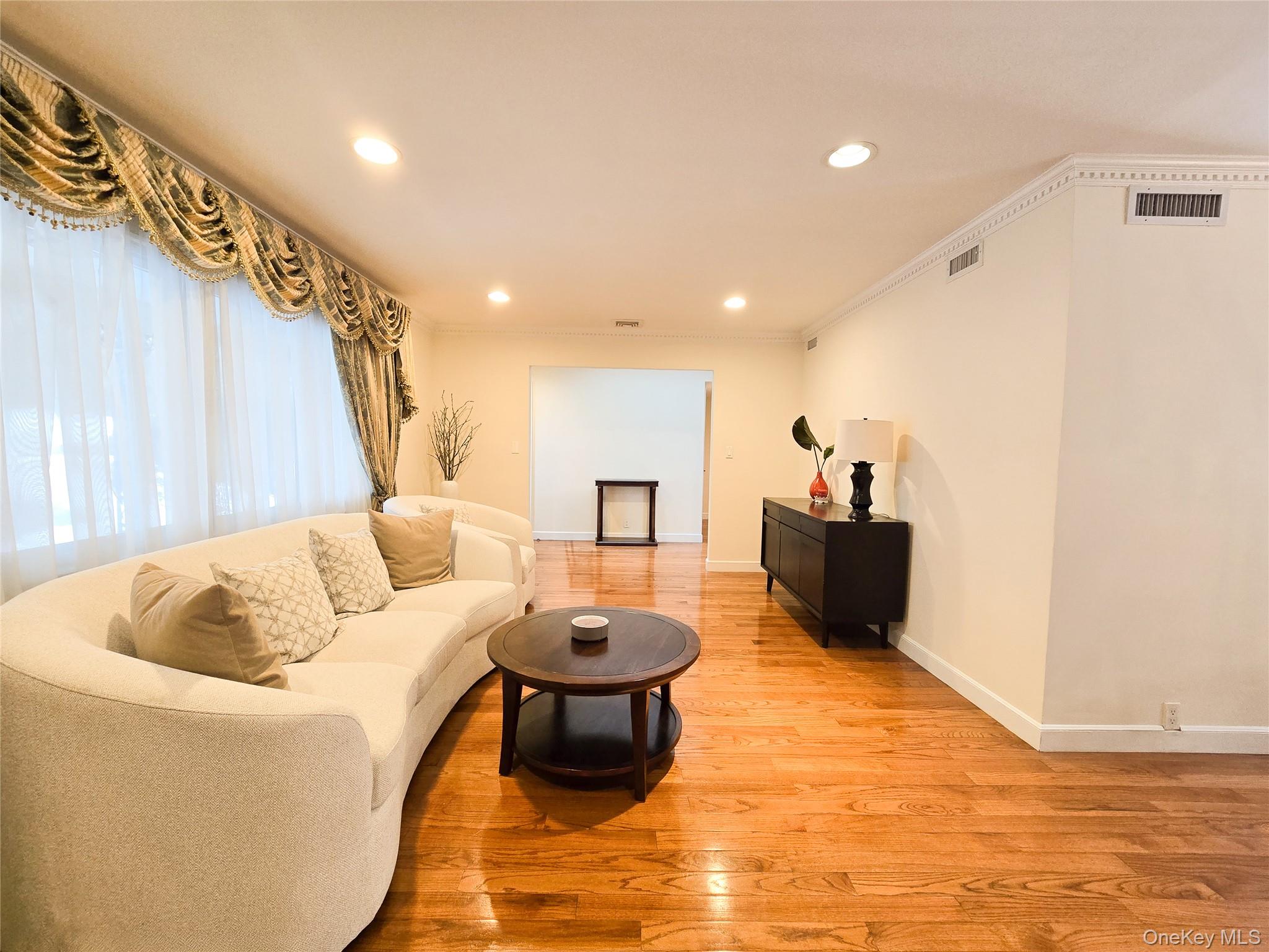 #7 photo, 64 Middleneck Road, नासाउ काउंटी Roslyn , NY 11576