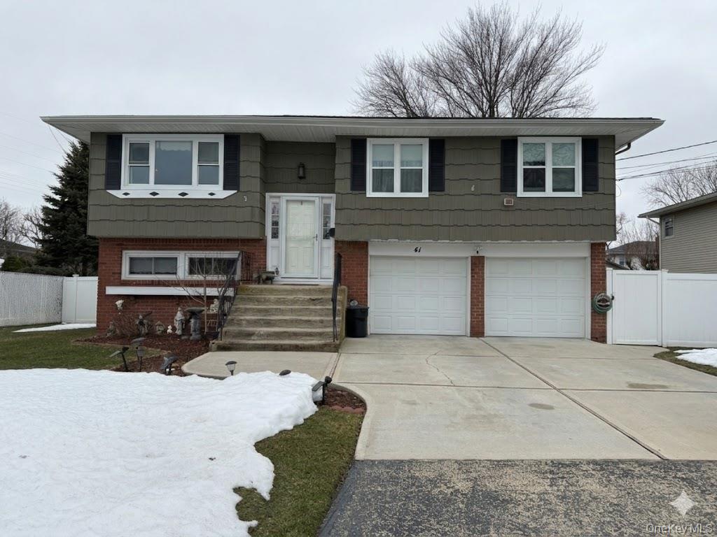 #1 photo, 41 N Kings Avenue, מחוז סאפוק Lindenhurst , NY 11757