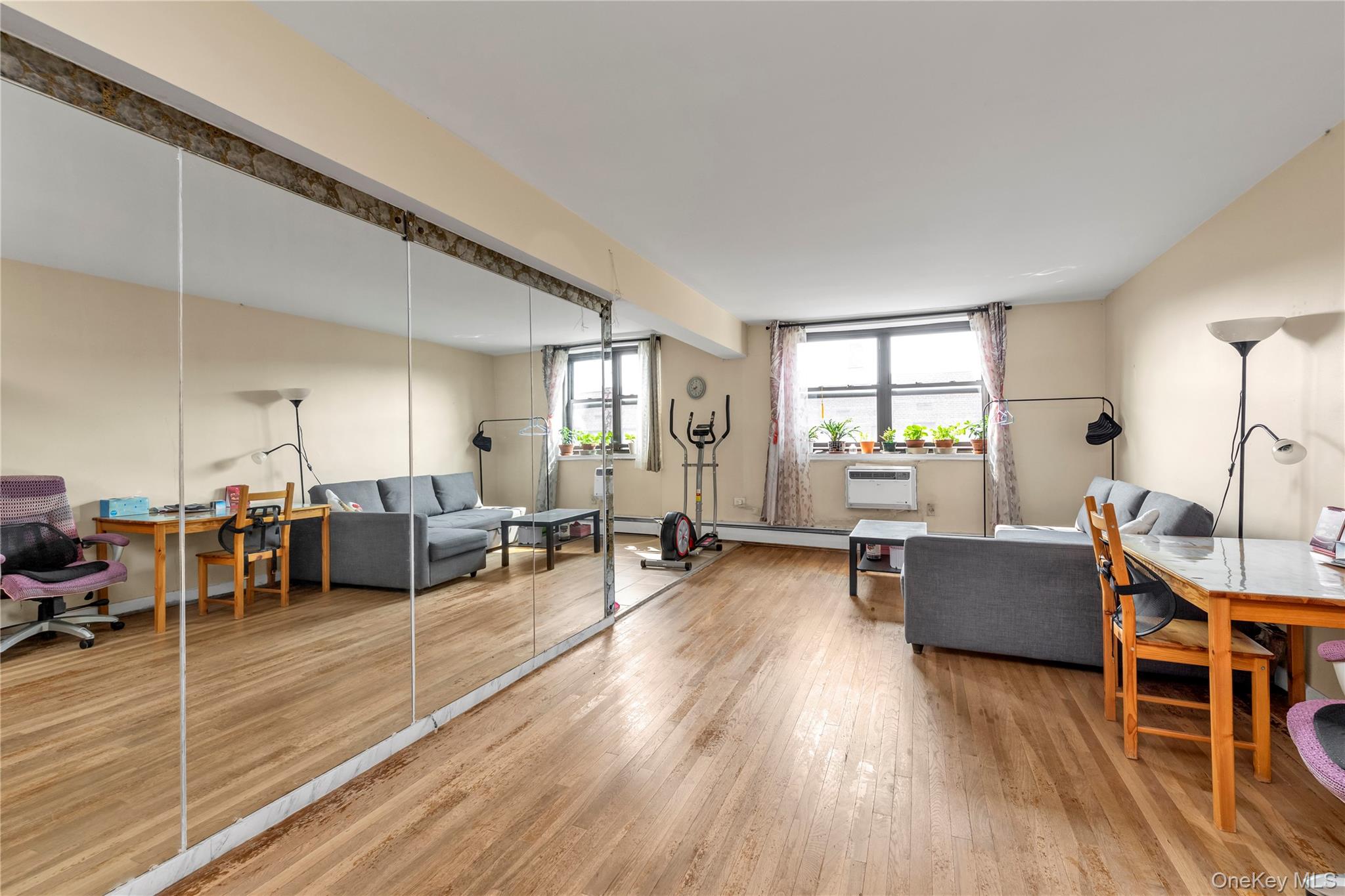 #4 photo, 99-05 59 Ave Ave, Куинс ‖ Corona , NY 11368