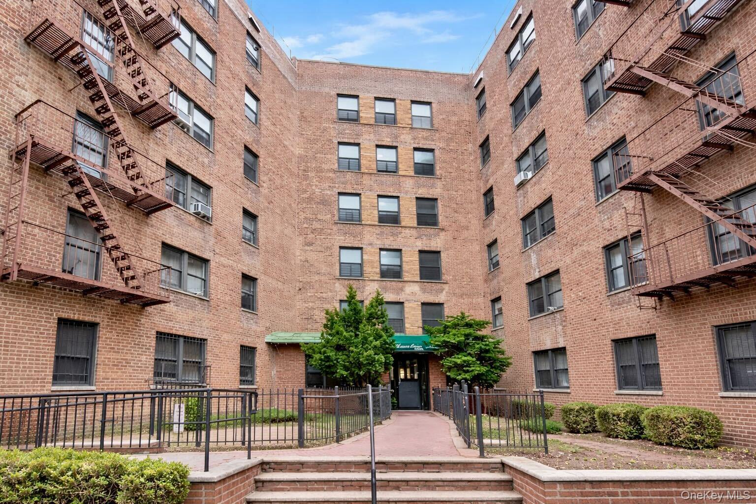 #1 photo, 139-05 85th Drive, Куинс ‖ Briarwood , NY 11435