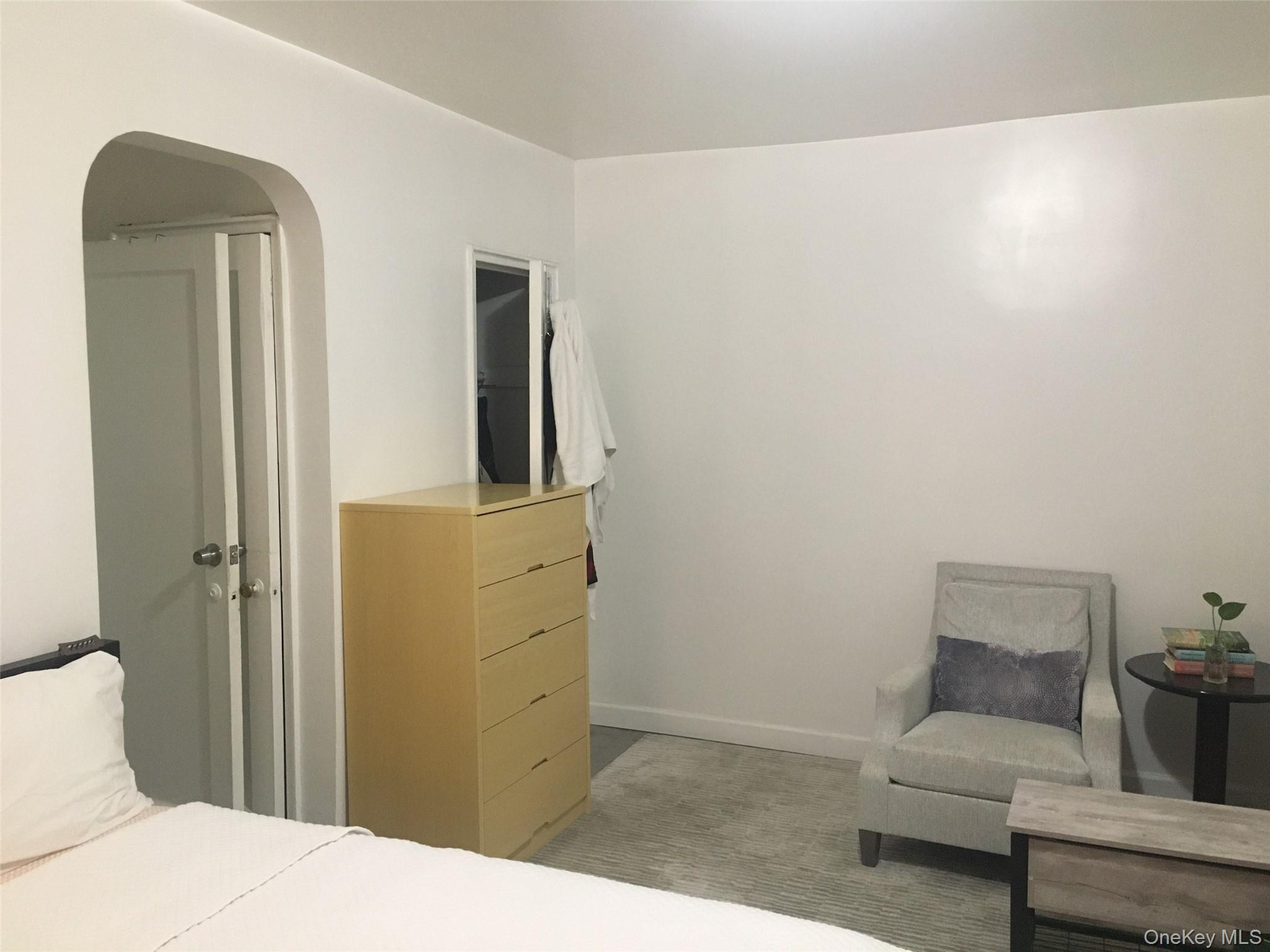 #9 photo, 8009 35th Avenue, קווינס Jackson Heights , NY 11372