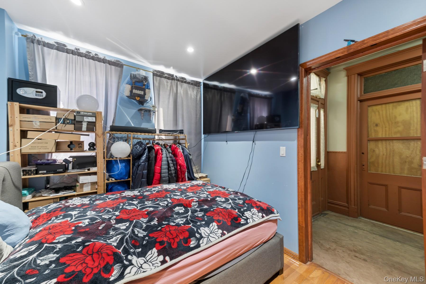 #11 photo, 1811 Centre Street, कुईंस Ridgewood , NY 11385