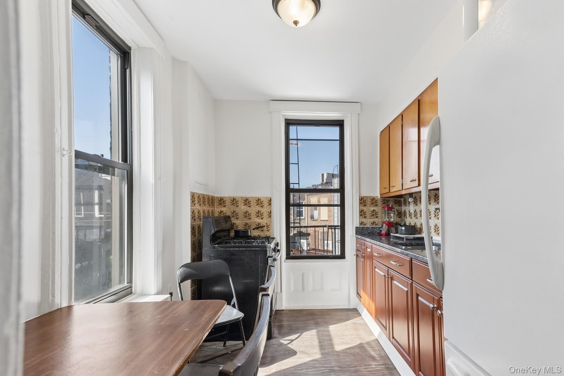 #16 photo, 1811 Centre Street, कुईंस Ridgewood , NY 11385