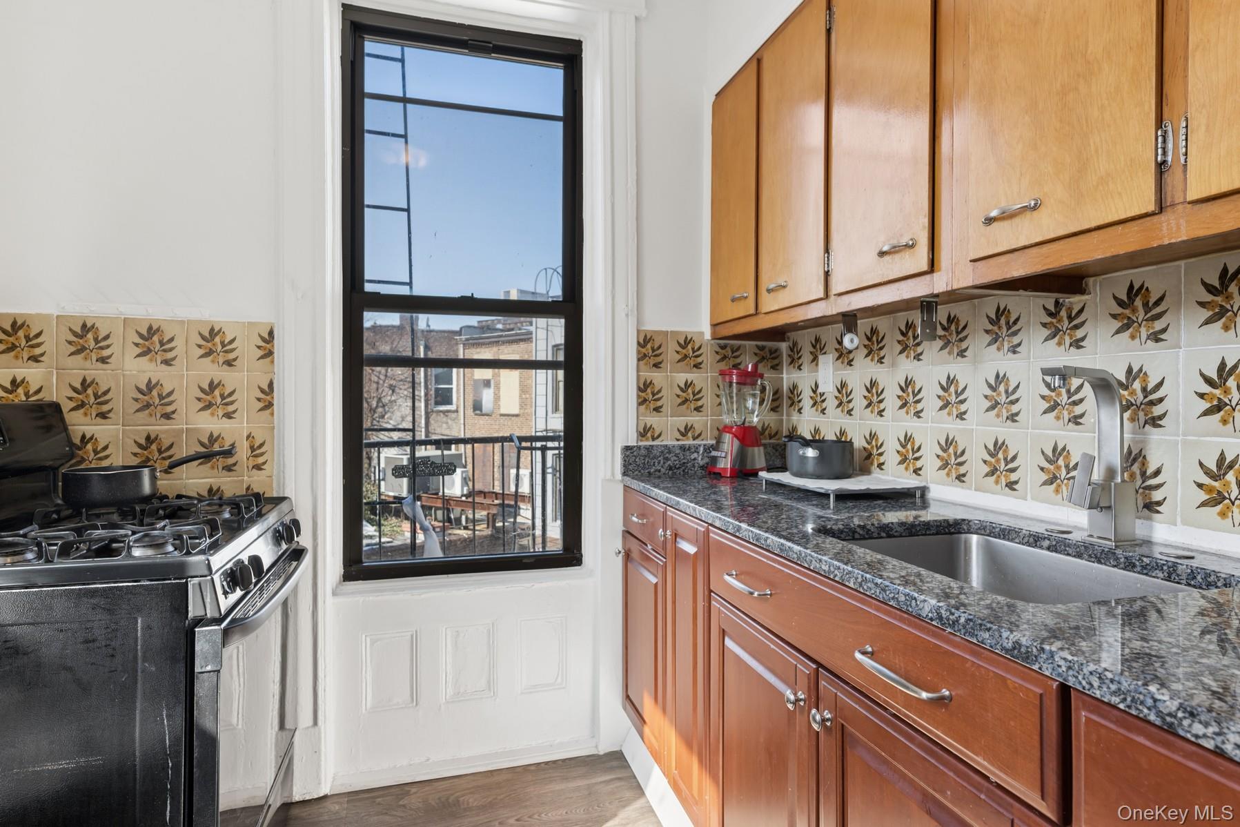 #17 photo, 1811 Centre Street, कुईंस Ridgewood , NY 11385