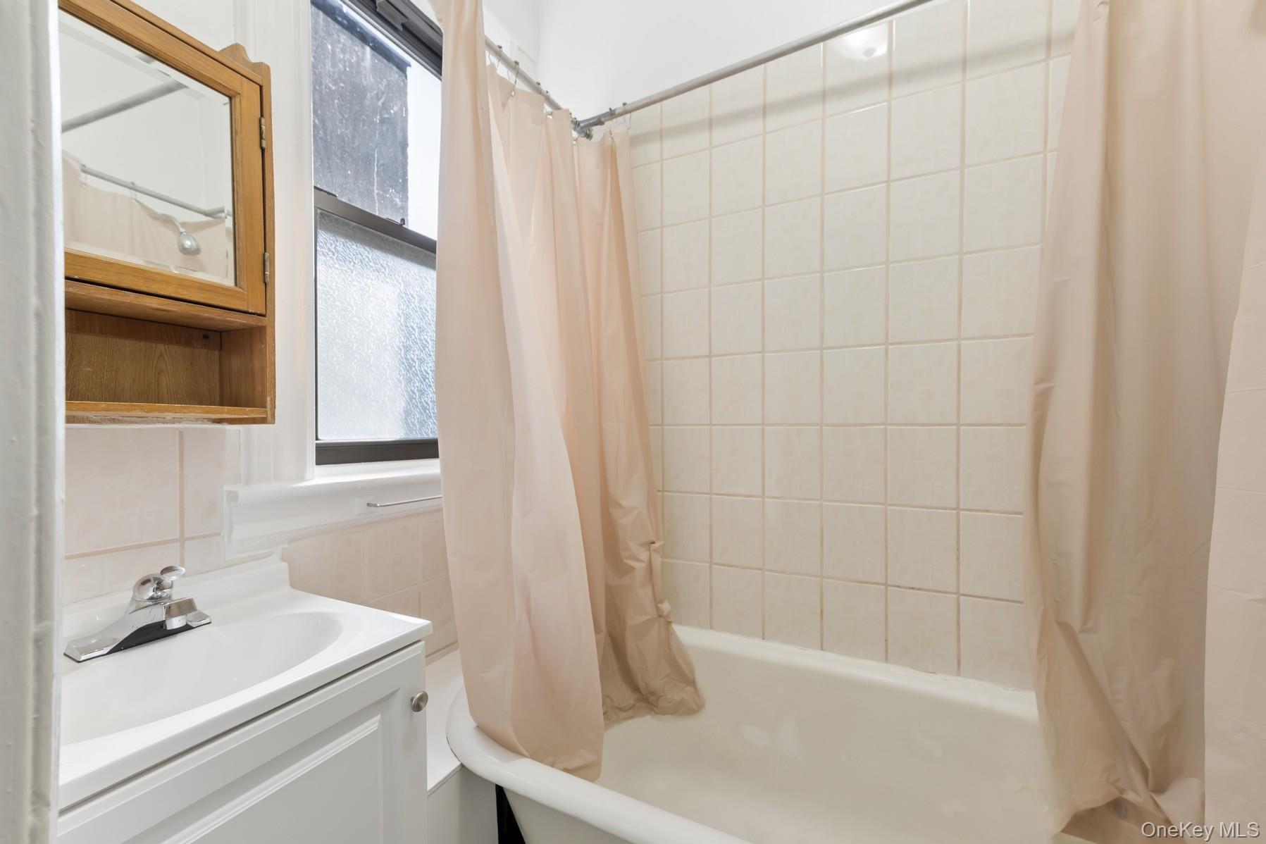 #18 photo, 1811 Centre Street, कुईंस Ridgewood , NY 11385