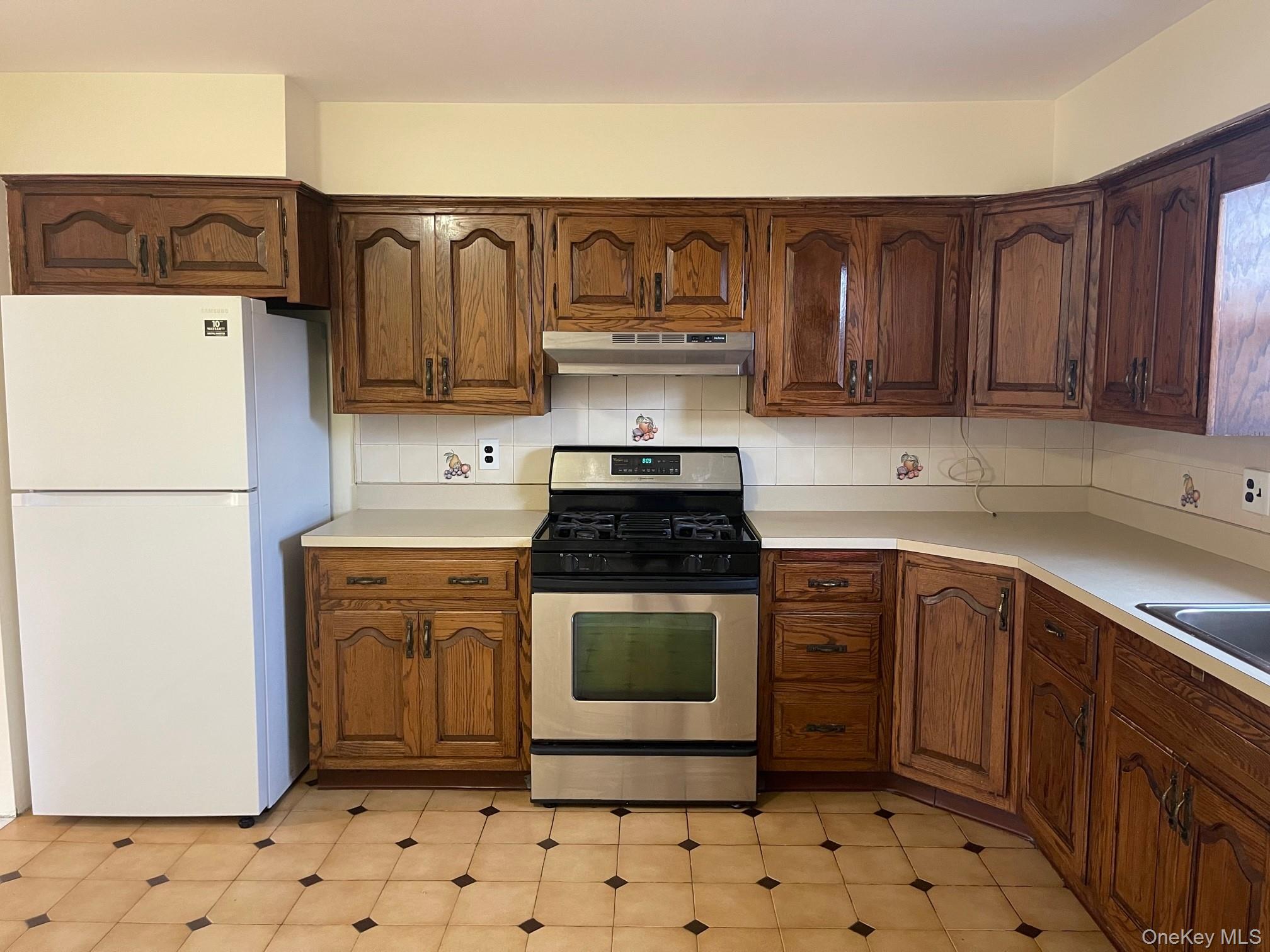 #4 photo, 717 Clarence Avenue, Бронкс ‖ Bronx , NY 10465