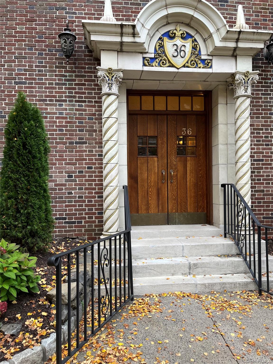 #1 photo, 36 West Pondfield Road, 브롱크스 Bronxville , NY 10708