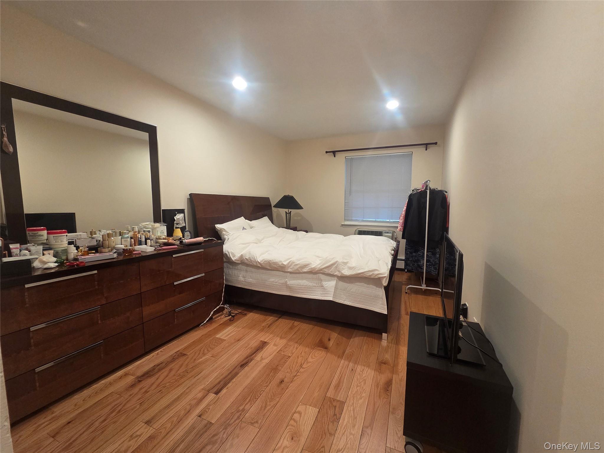 #3 photo, 206-14 Emily Road, बेसाइड Bayside , NY 11360