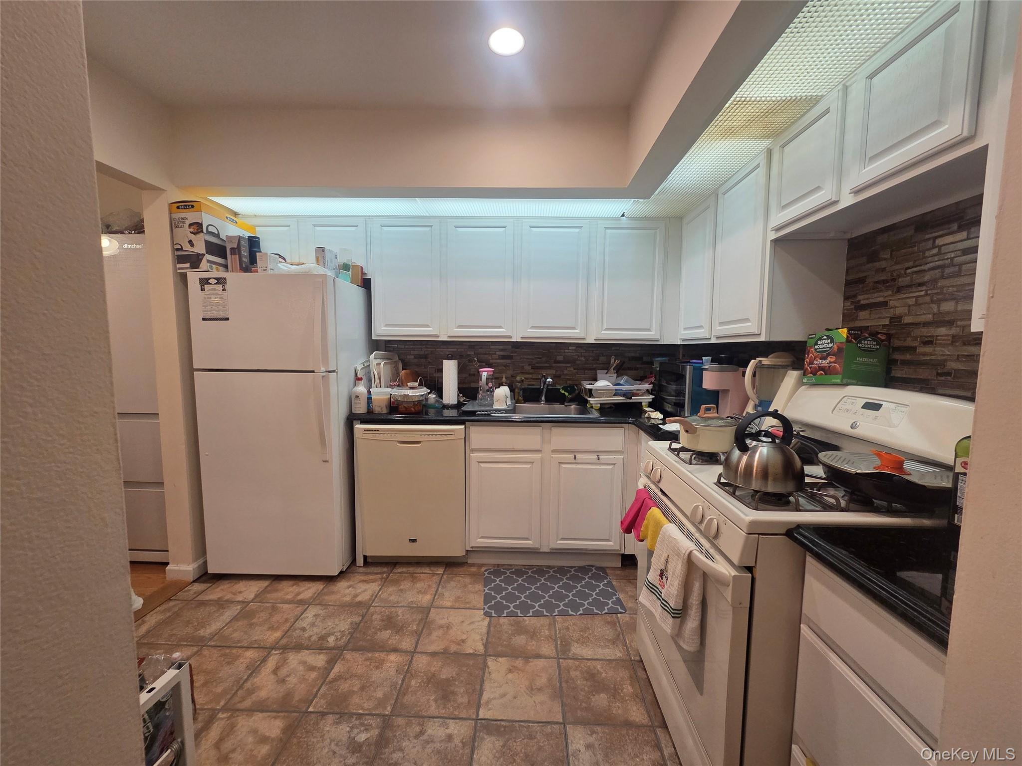 #4 photo, 206-14 Emily Road, बेसाइड Bayside , NY 11360