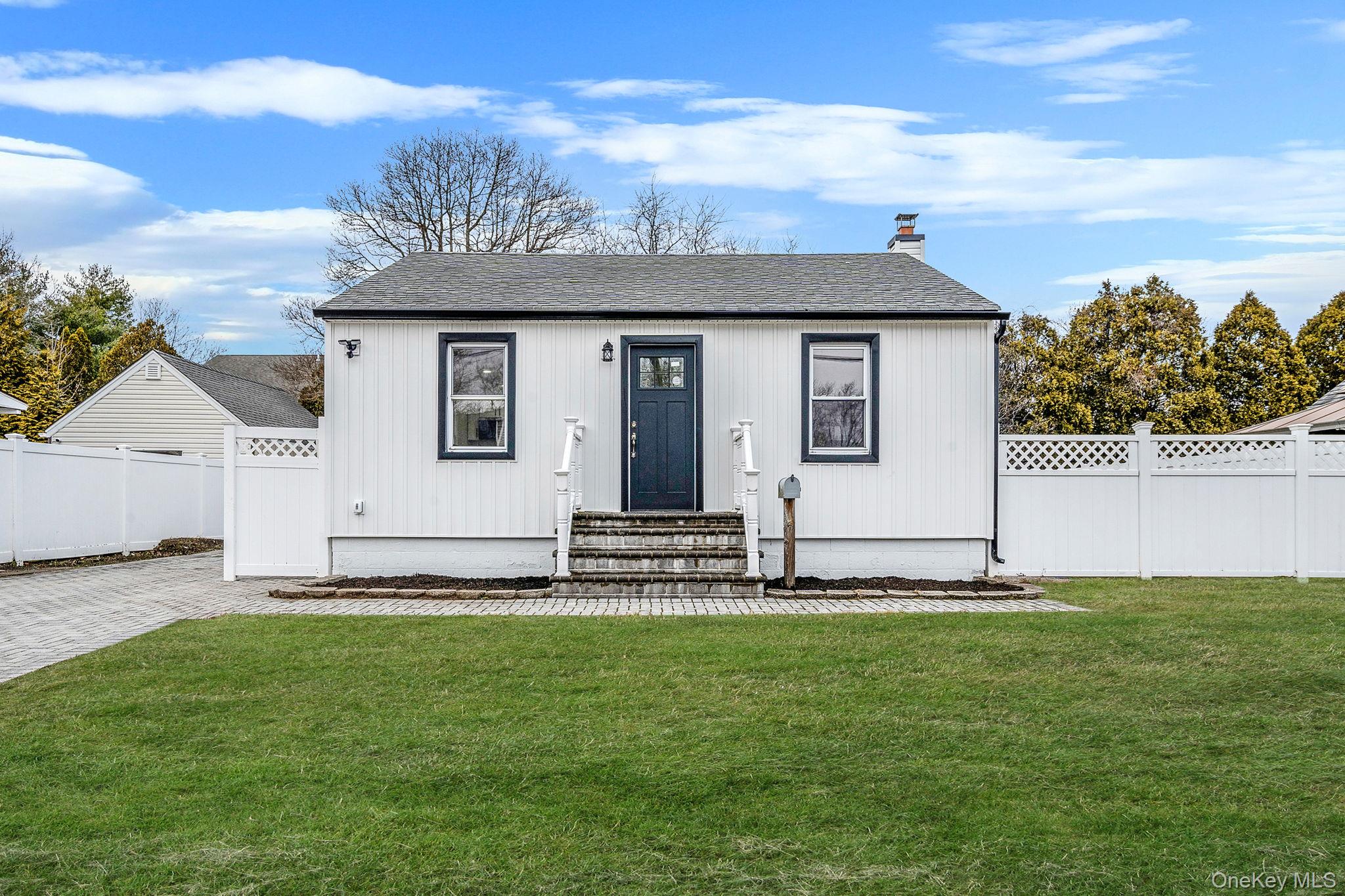 #1 photo, 24 Forest Avenue, Саффолк ‖ West Babylon , NY 11704