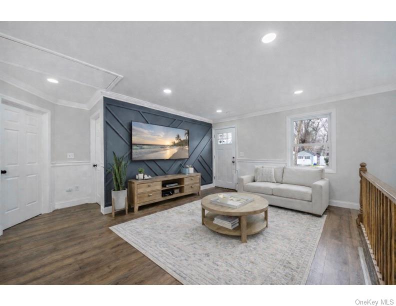 #11 photo, 24 Forest Avenue, Саффолк ‖ West Babylon , NY 11704