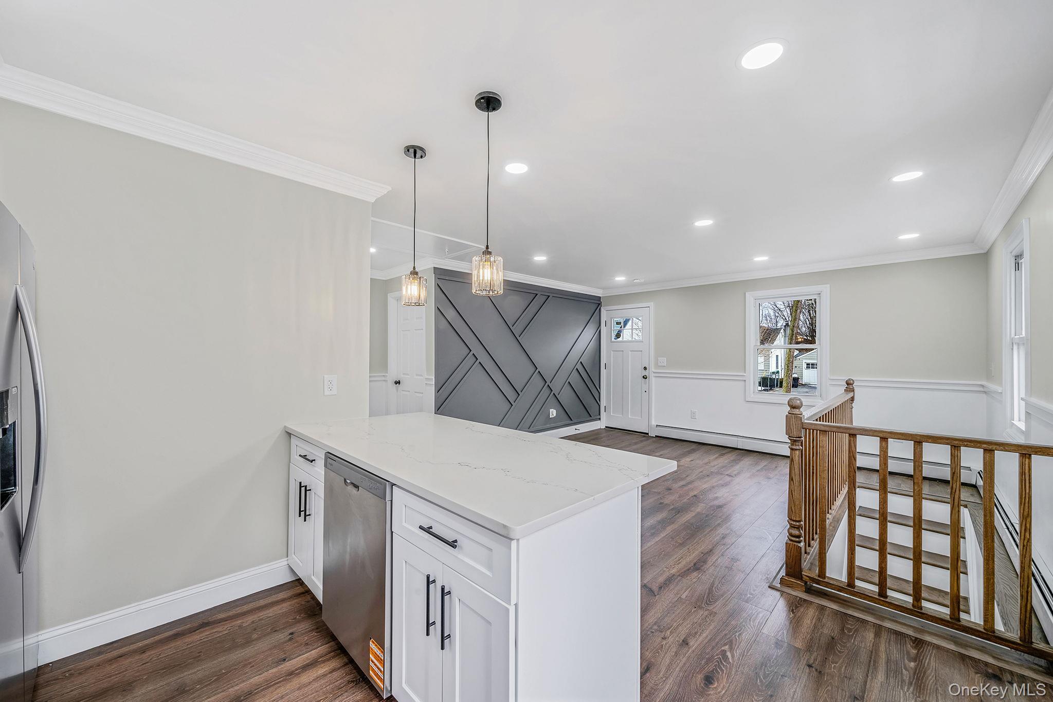 #13 photo, 24 Forest Avenue, Саффолк ‖ West Babylon , NY 11704