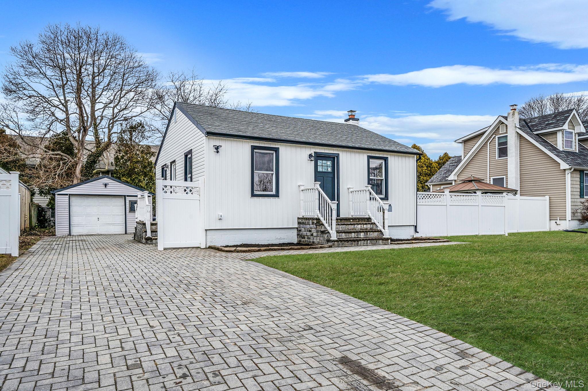 #3 photo, 24 Forest Avenue, Саффолк ‖ West Babylon , NY 11704