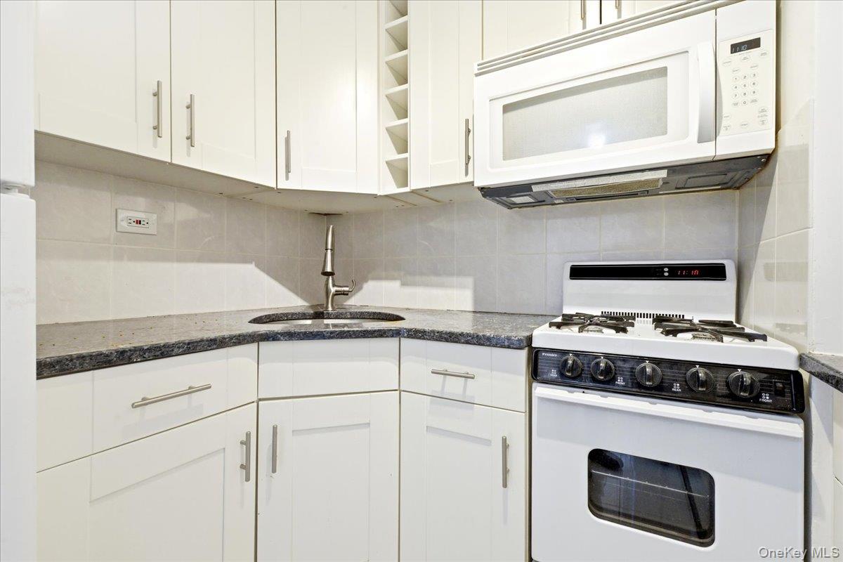 #10 photo, 70-25 Yellowstone Boulevard, फॉरेस्ट हिल्स Forest Hills , NY 11375