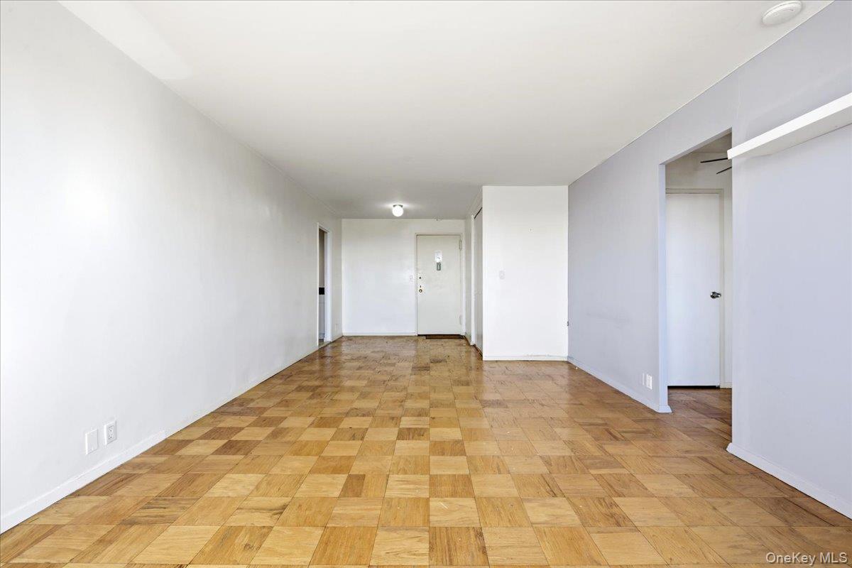 #11 photo, 70-25 Yellowstone Boulevard, फॉरेस्ट हिल्स Forest Hills , NY 11375