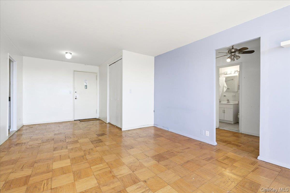 #12 photo, 70-25 Yellowstone Boulevard, फॉरेस्ट हिल्स Forest Hills , NY 11375