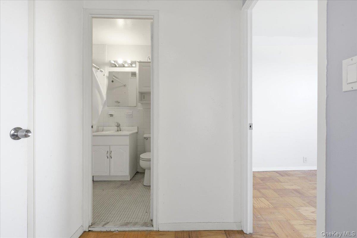 #13 photo, 70-25 Yellowstone Boulevard, फॉरेस्ट हिल्स Forest Hills , NY 11375