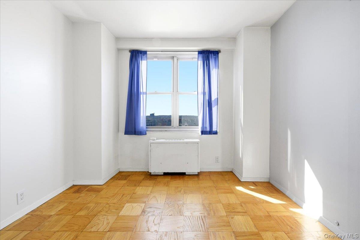 #16 photo, 70-25 Yellowstone Boulevard, फॉरेस्ट हिल्स Forest Hills , NY 11375