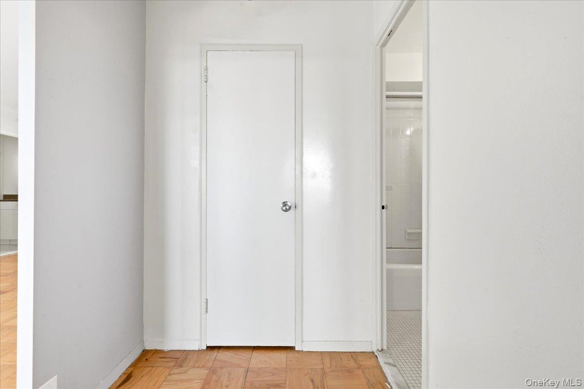 #18 photo, 70-25 Yellowstone Boulevard, फॉरेस्ट हिल्स Forest Hills , NY 11375