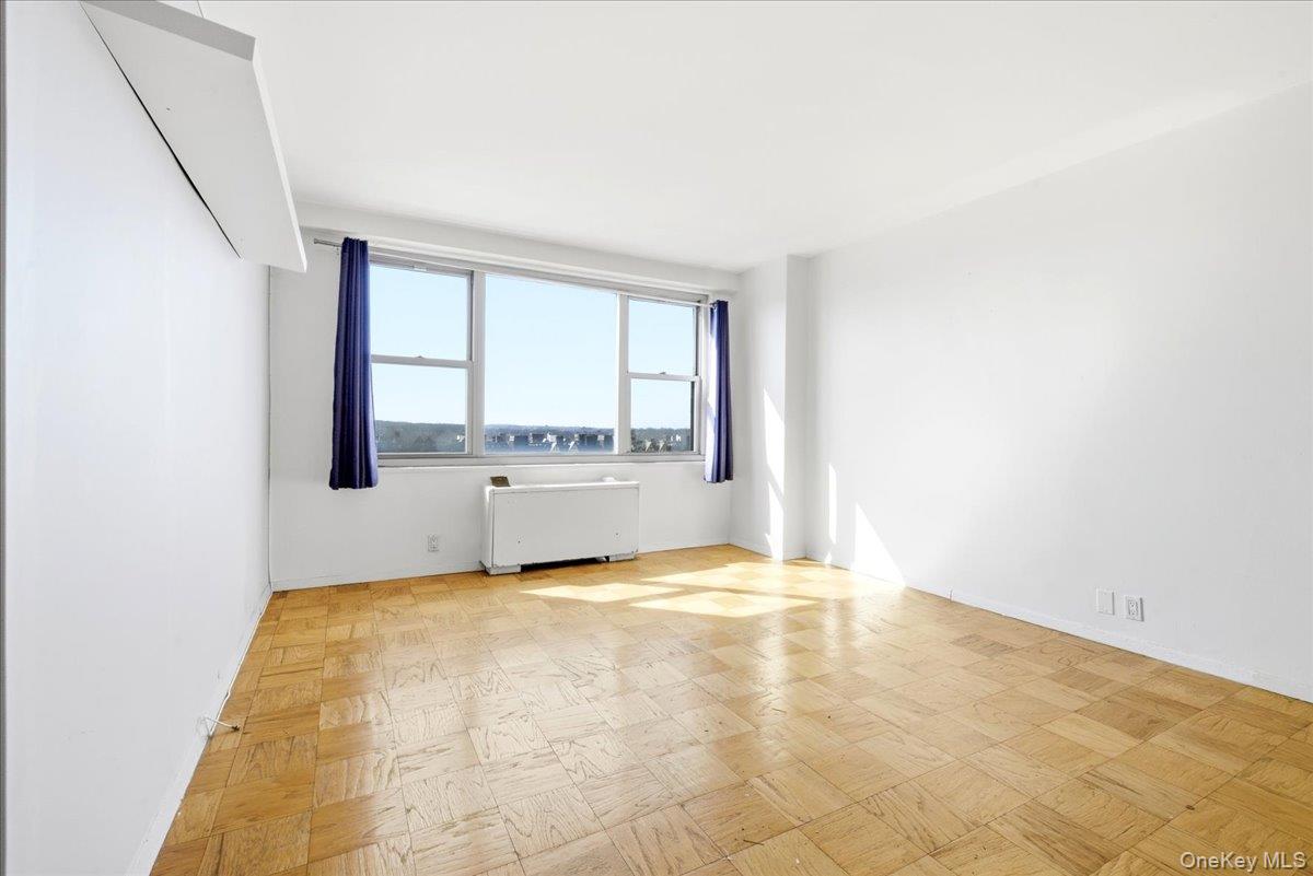 #3 photo, 70-25 Yellowstone Boulevard, फॉरेस्ट हिल्स Forest Hills , NY 11375