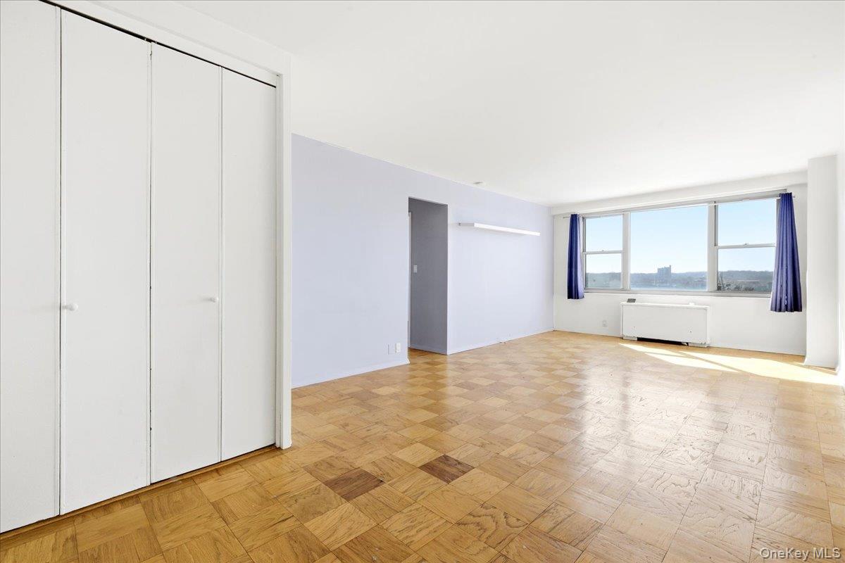 #4 photo, 70-25 Yellowstone Boulevard, फॉरेस्ट हिल्स Forest Hills , NY 11375