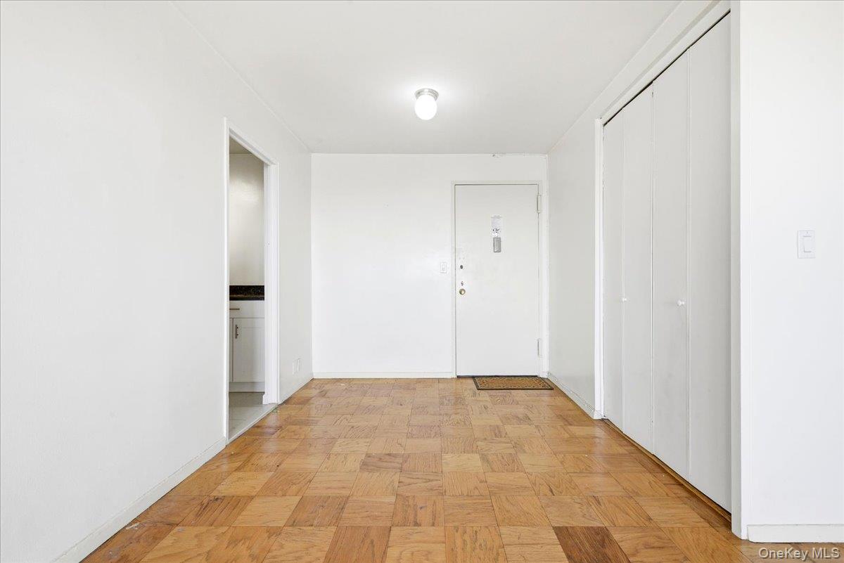 #6 photo, 70-25 Yellowstone Boulevard, फॉरेस्ट हिल्स Forest Hills , NY 11375