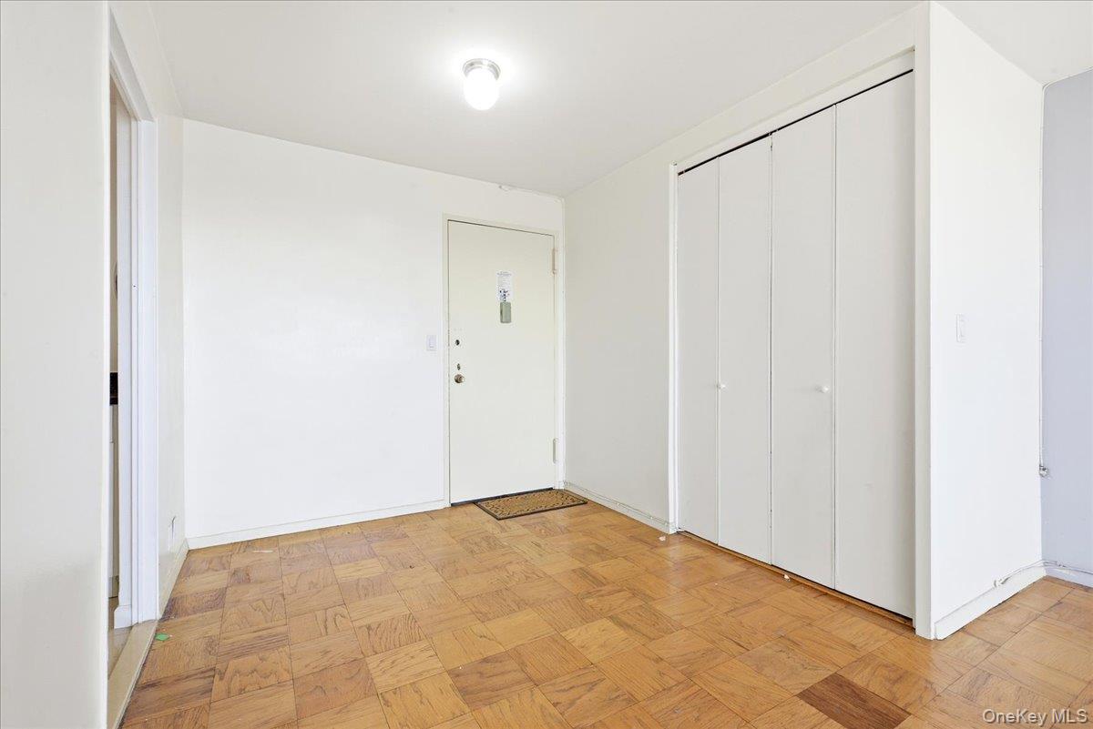 #7 photo, 70-25 Yellowstone Boulevard, फॉरेस्ट हिल्स Forest Hills , NY 11375