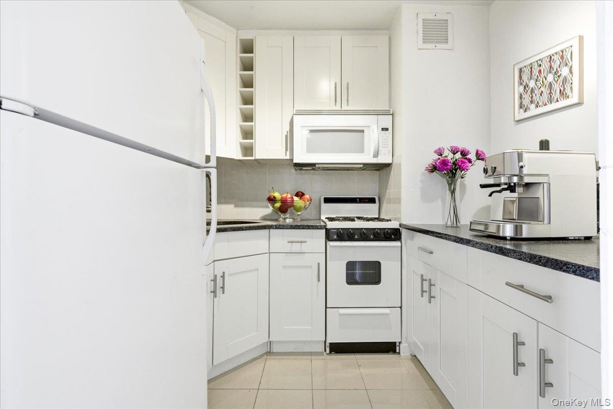 #8 photo, 70-25 Yellowstone Boulevard, फॉरेस्ट हिल्स Forest Hills , NY 11375