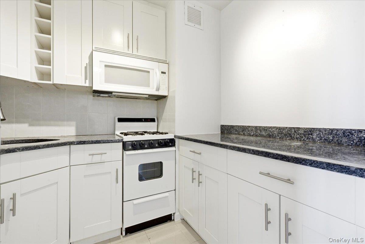 #9 photo, 70-25 Yellowstone Boulevard, फॉरेस्ट हिल्स Forest Hills , NY 11375