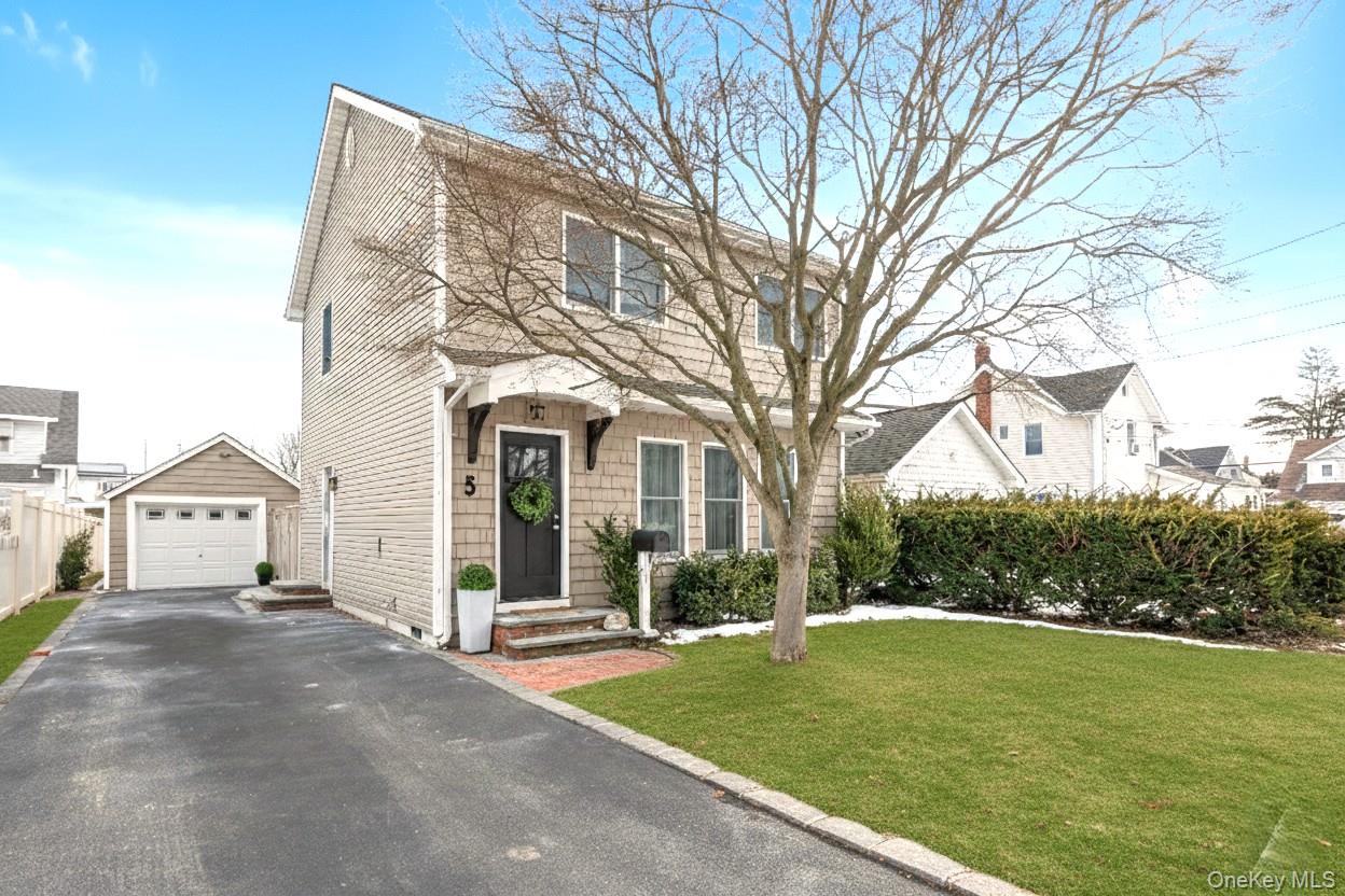 #1 photo, 5 Emmet Place, हिक्सविले Hicksville , NY 11801