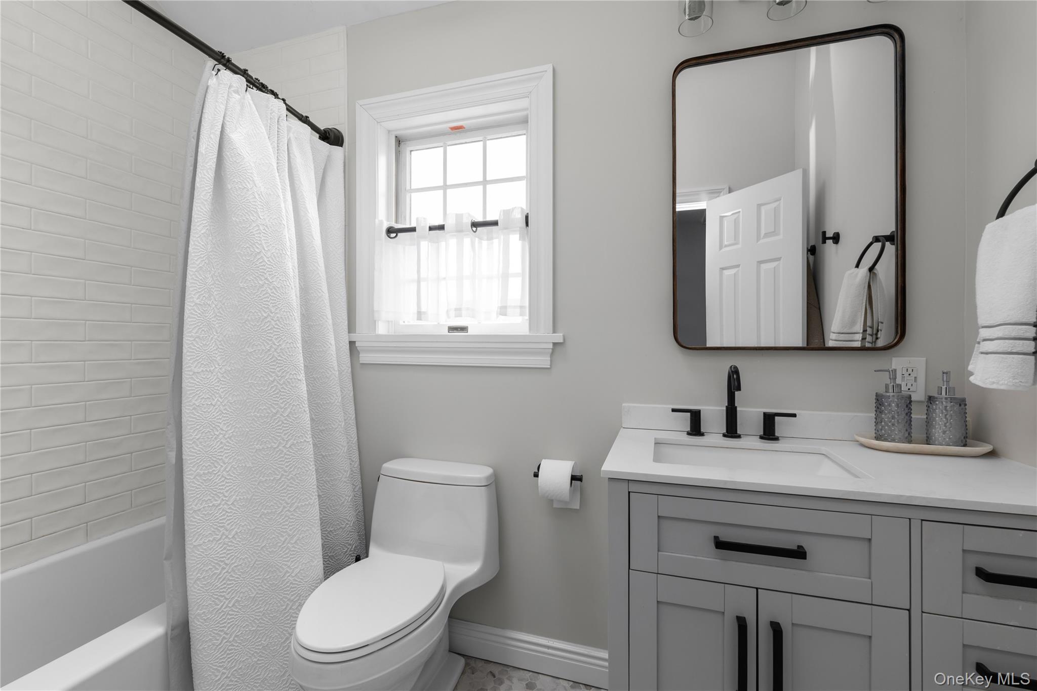 #12 photo, 5 Emmet Place, हिक्सविले Hicksville , NY 11801