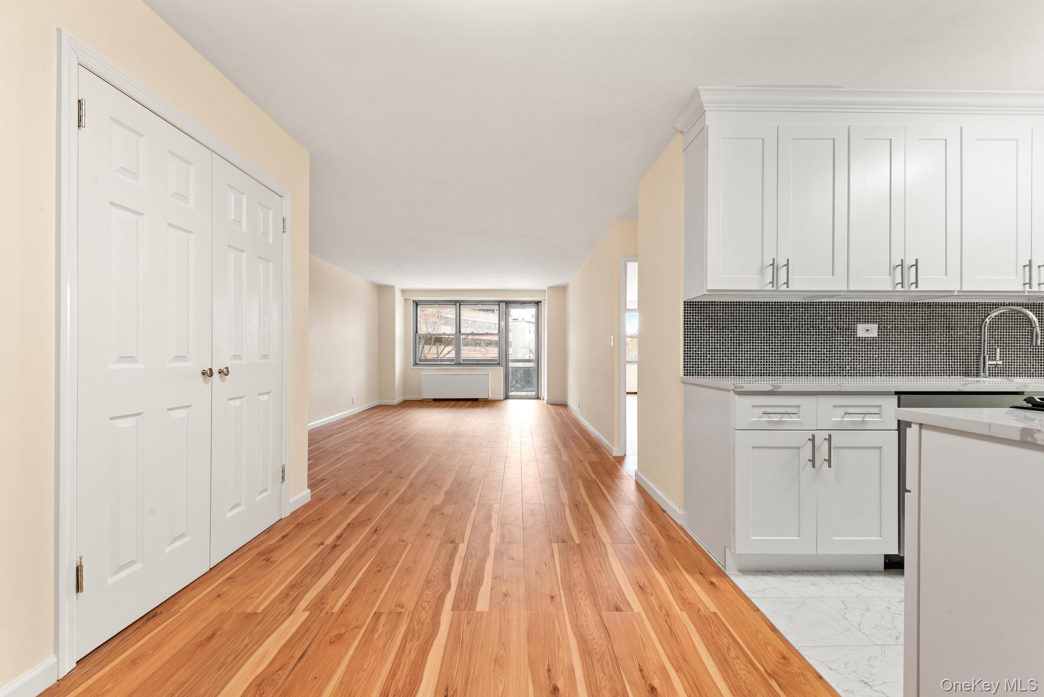 #10 photo, 70-25 Yellowstone Boulevard, फॉरेस्ट हिल्स Forest Hills , NY 11375