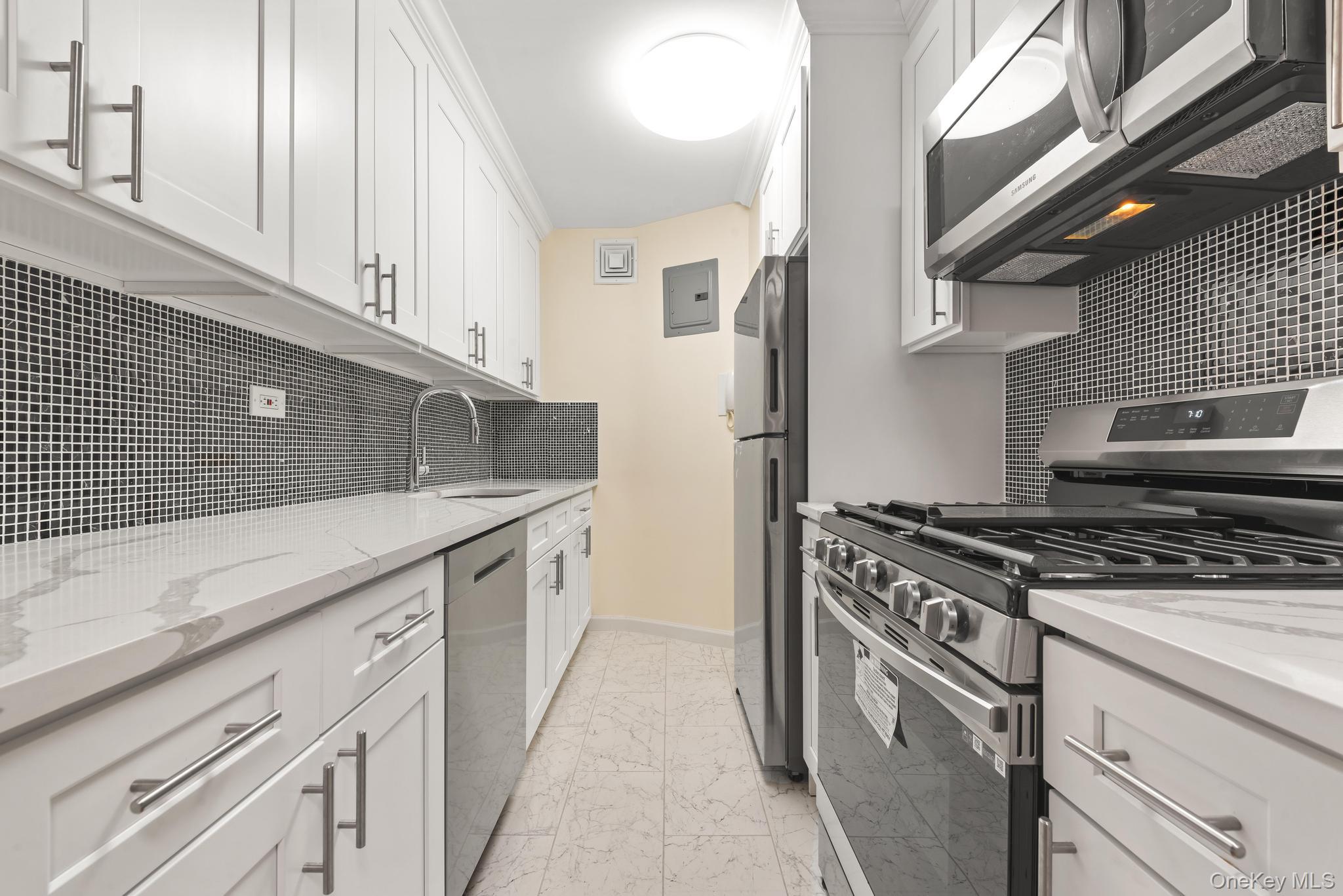 #11 photo, 70-25 Yellowstone Boulevard, फॉरेस्ट हिल्स Forest Hills , NY 11375