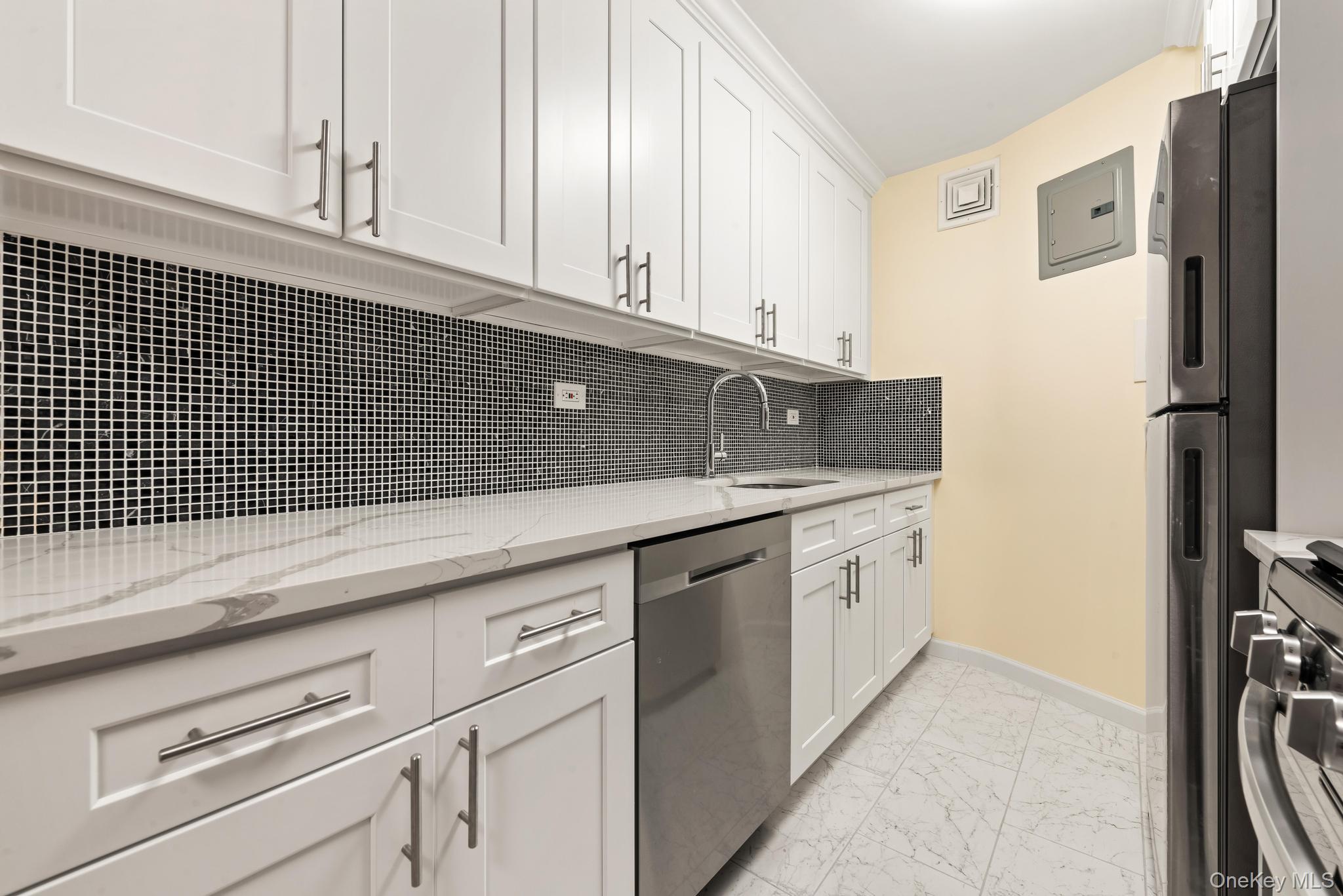 #12 photo, 70-25 Yellowstone Boulevard, फॉरेस्ट हिल्स Forest Hills , NY 11375