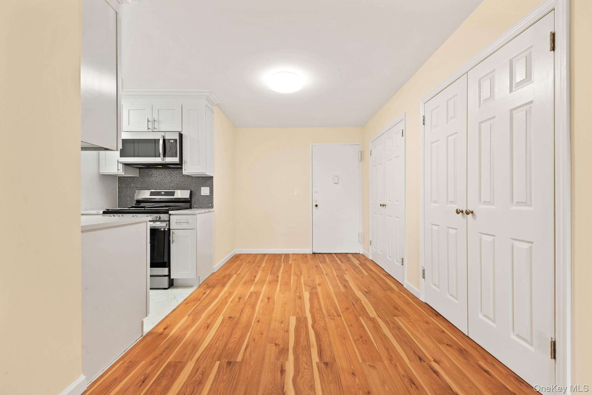 #13 photo, 70-25 Yellowstone Boulevard, फॉरेस्ट हिल्स Forest Hills , NY 11375