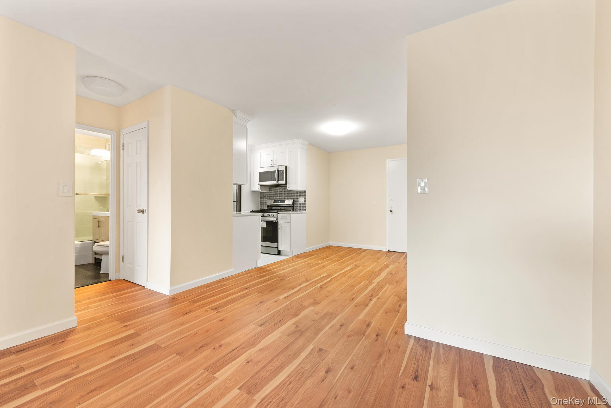 #14 photo, 70-25 Yellowstone Boulevard, फॉरेस्ट हिल्स Forest Hills , NY 11375