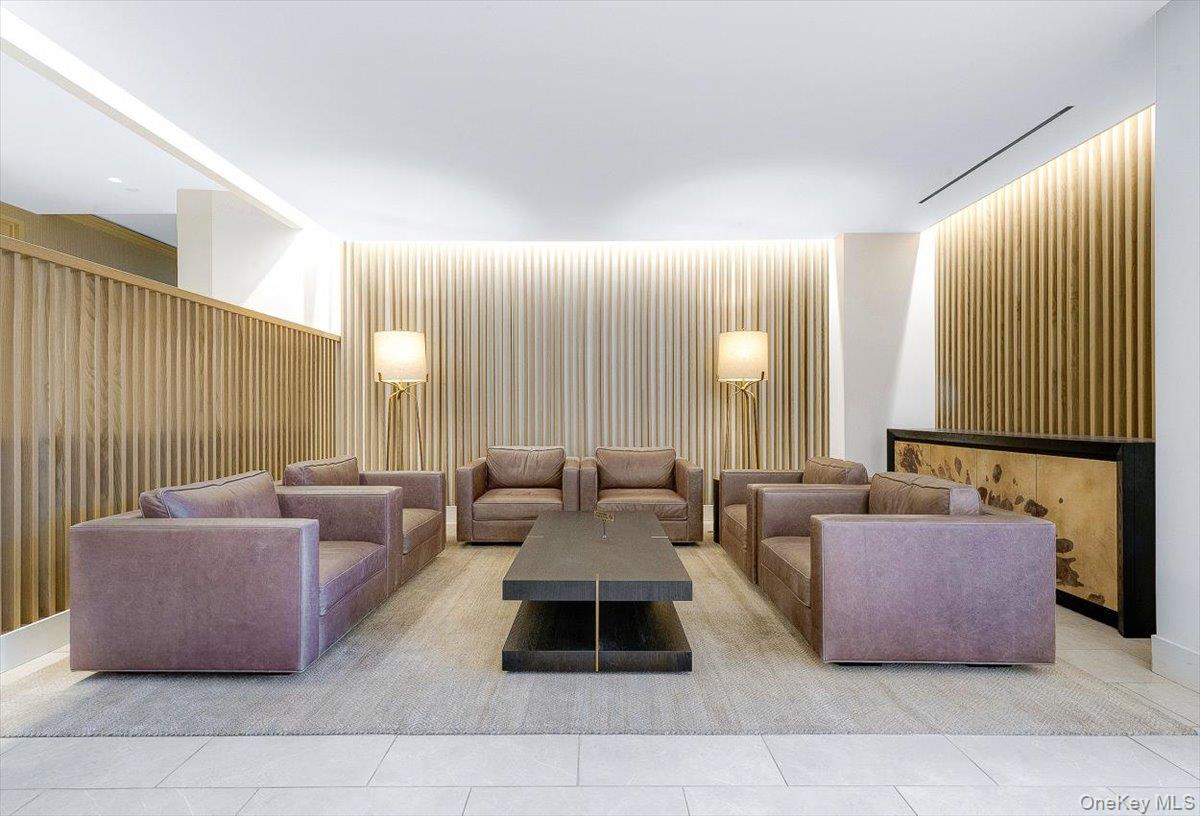 #3 photo, 70-25 Yellowstone Boulevard, फॉरेस्ट हिल्स Forest Hills , NY 11375